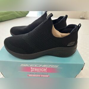 Skechers classy charm black slipon tennis shoes 10